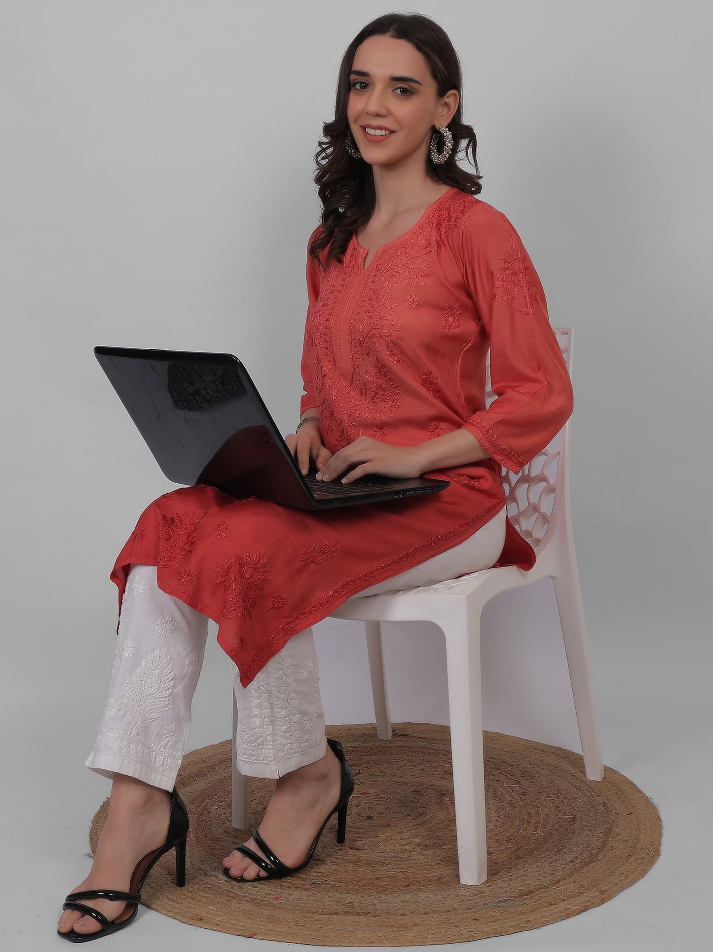 ആഡംബര സിയാൻ ചിക്കൻകാരി കുർത്തി ഹാൻഡ് എംബ്രോയ്ഡറി മസ്ലിൻ ഫാബ്രിക്ക്, മുഗളായി, ലഖ്നവി മോട്ടിഫുകൾ - ബോളിവുഡ്-റെഡി പരമ്പരാഗത ചാരുത