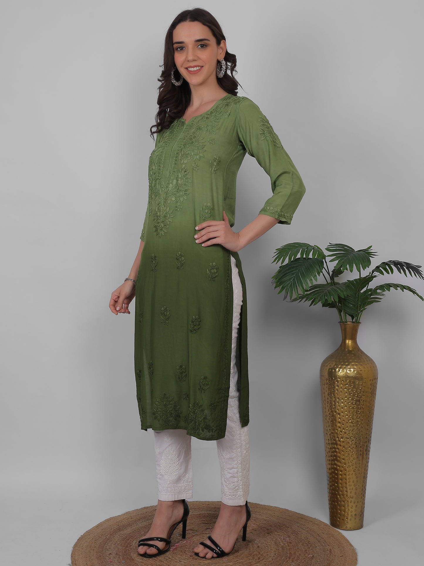 ആഡംബര സിയാൻ ചിക്കൻകാരി കുർത്തി ഹാൻഡ് എംബ്രോയ്ഡറി മസ്ലിൻ ഫാബ്രിക്ക്, മുഗളായി, ലഖ്നവി മോട്ടിഫുകൾ - ബോളിവുഡ്-റെഡി പരമ്പരാഗത ചാരുത