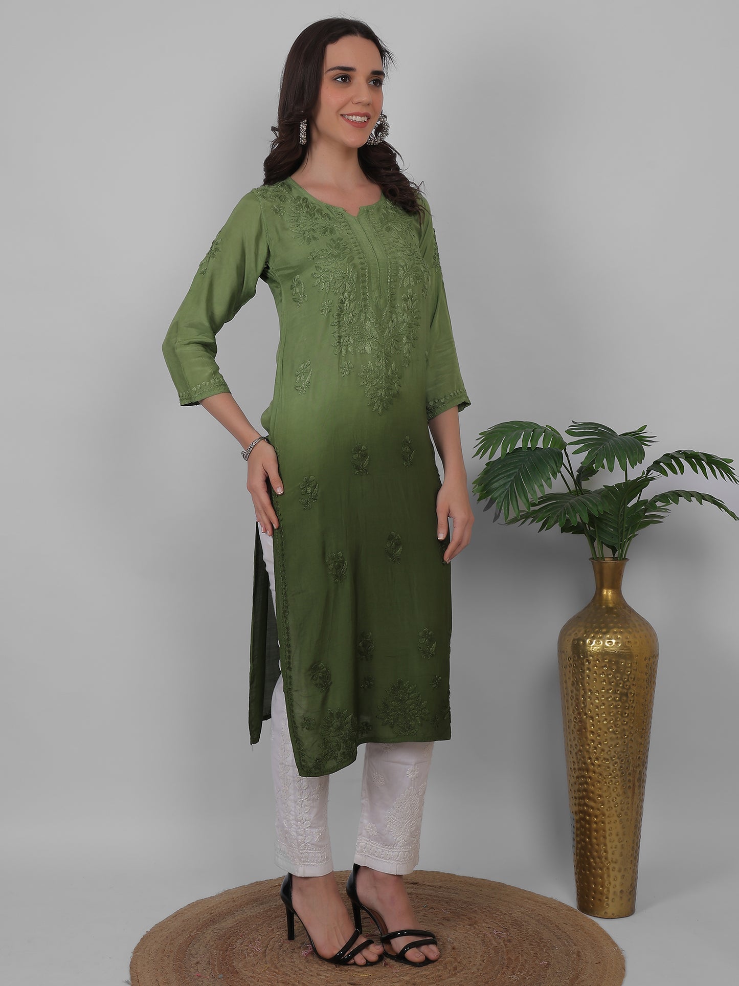 ആഡംബര സിയാൻ ചിക്കൻകാരി കുർത്തി ഹാൻഡ് എംബ്രോയ്ഡറി മസ്ലിൻ ഫാബ്രിക്ക്, മുഗളായി, ലഖ്നവി മോട്ടിഫുകൾ - ബോളിവുഡ്-റെഡി പരമ്പരാഗത ചാരുത