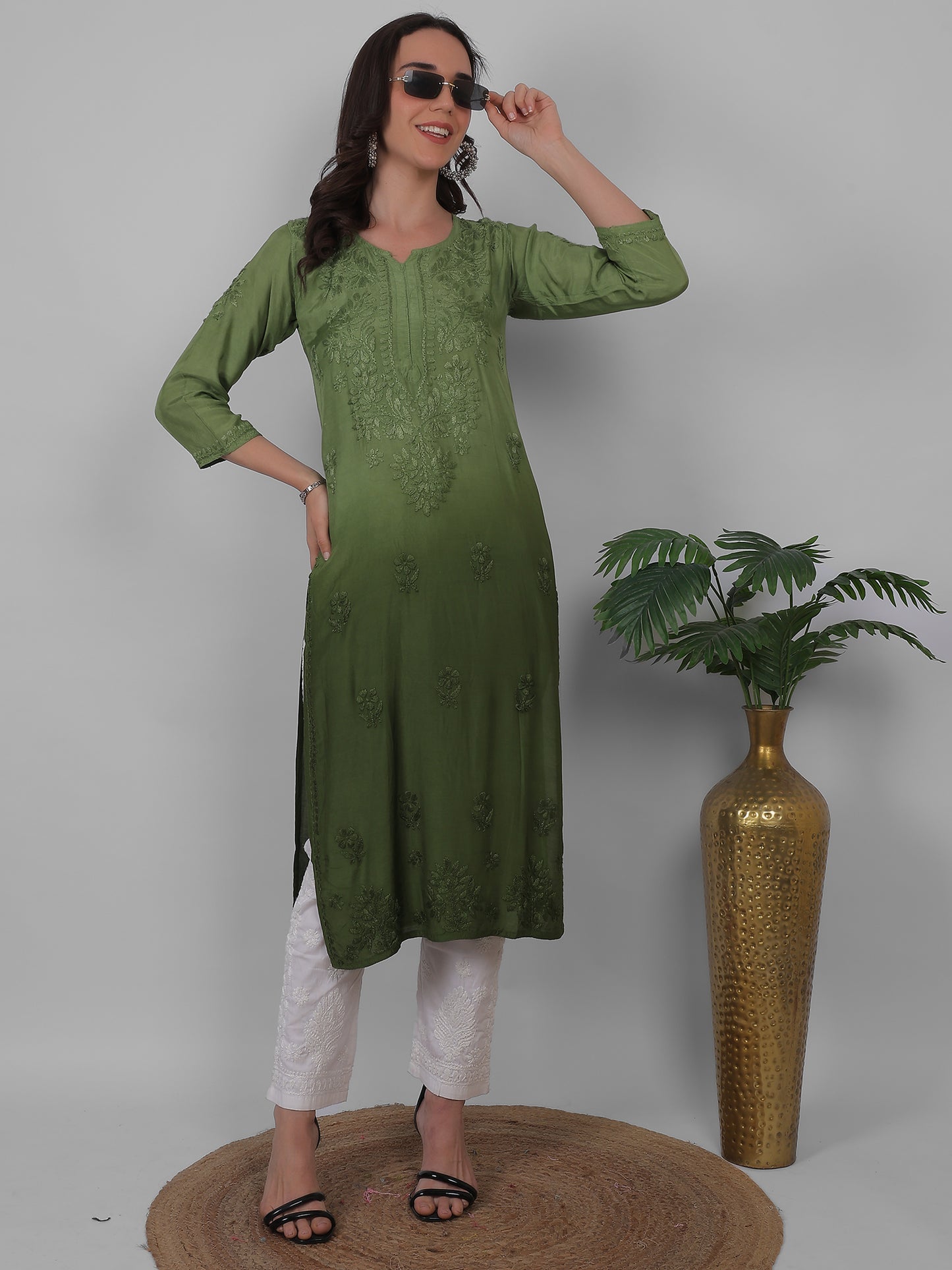 ആഡംബര സിയാൻ ചിക്കൻകാരി കുർത്തി ഹാൻഡ് എംബ്രോയ്ഡറി മസ്ലിൻ ഫാബ്രിക്ക്, മുഗളായി, ലഖ്നവി മോട്ടിഫുകൾ - ബോളിവുഡ്-റെഡി പരമ്പരാഗത ചാരുത