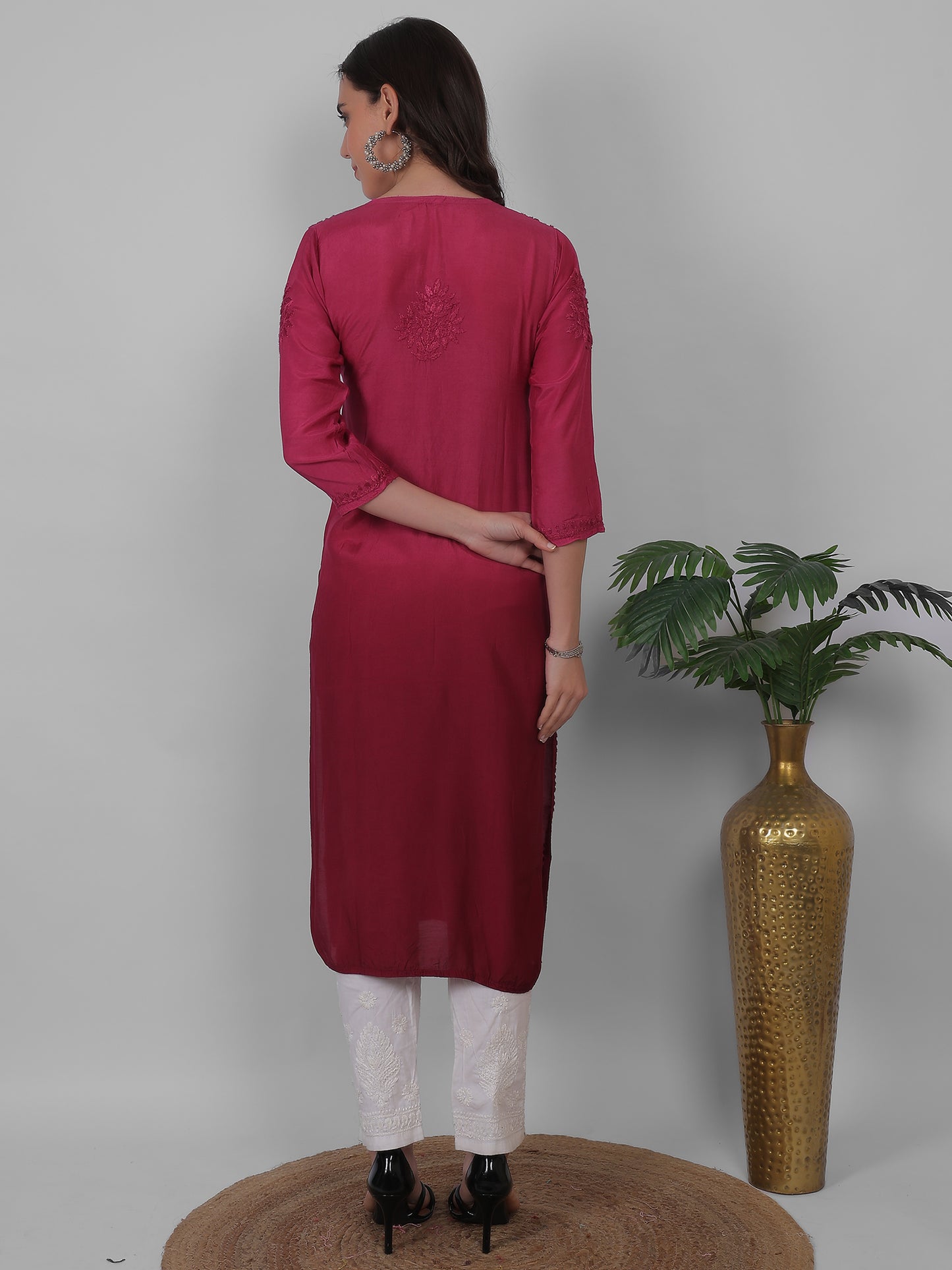 ആഡംബര സിയാൻ ചിക്കൻകാരി കുർത്തി ഹാൻഡ് എംബ്രോയ്ഡറി മസ്ലിൻ ഫാബ്രിക്ക്, മുഗളായി, ലഖ്നവി മോട്ടിഫുകൾ - ബോളിവുഡ്-റെഡി പരമ്പരാഗത ചാരുത