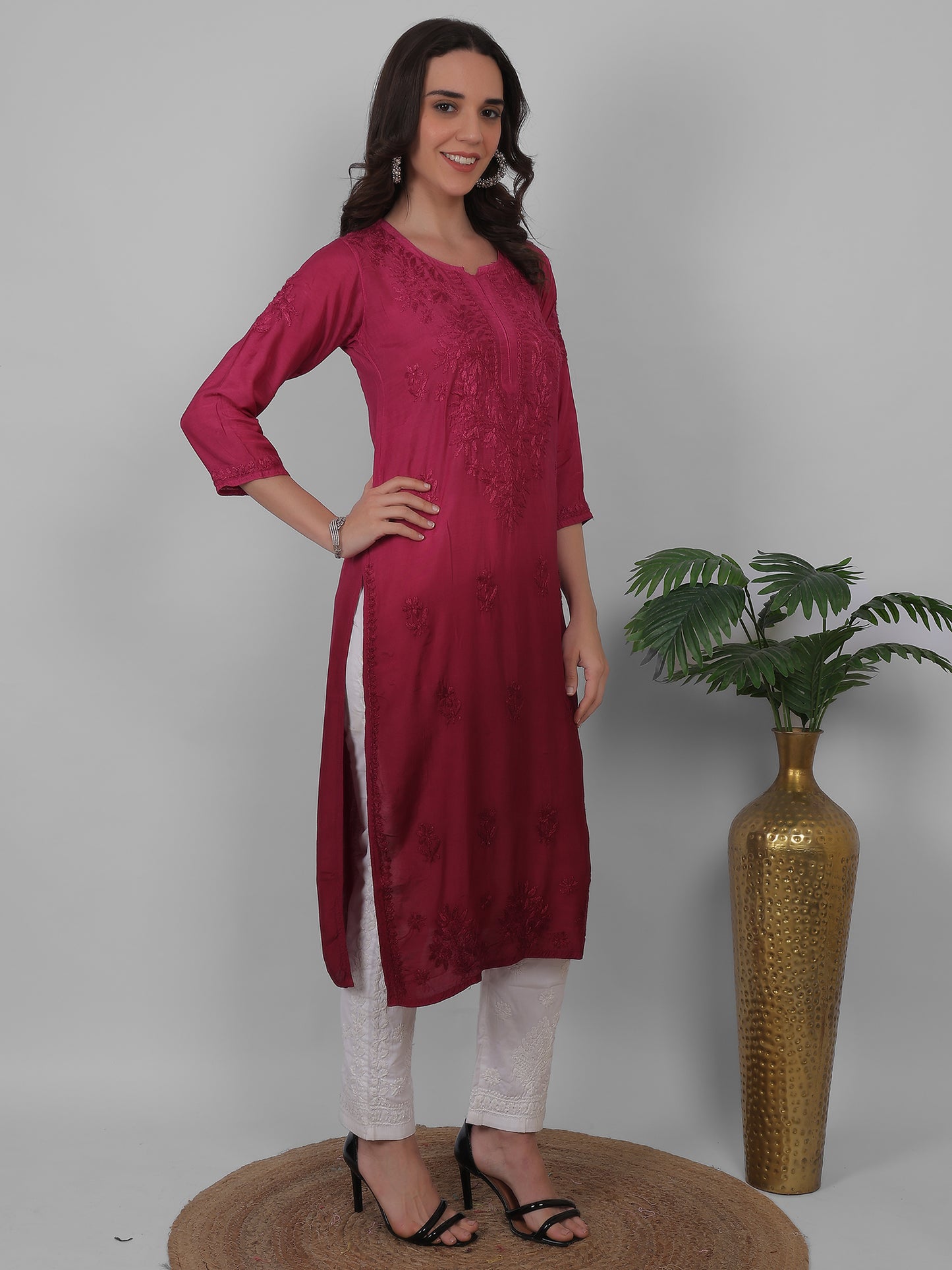 ആഡംബര സിയാൻ ചിക്കൻകാരി കുർത്തി ഹാൻഡ് എംബ്രോയ്ഡറി മസ്ലിൻ ഫാബ്രിക്ക്, മുഗളായി, ലഖ്നവി മോട്ടിഫുകൾ - ബോളിവുഡ്-റെഡി പരമ്പരാഗത ചാരുത