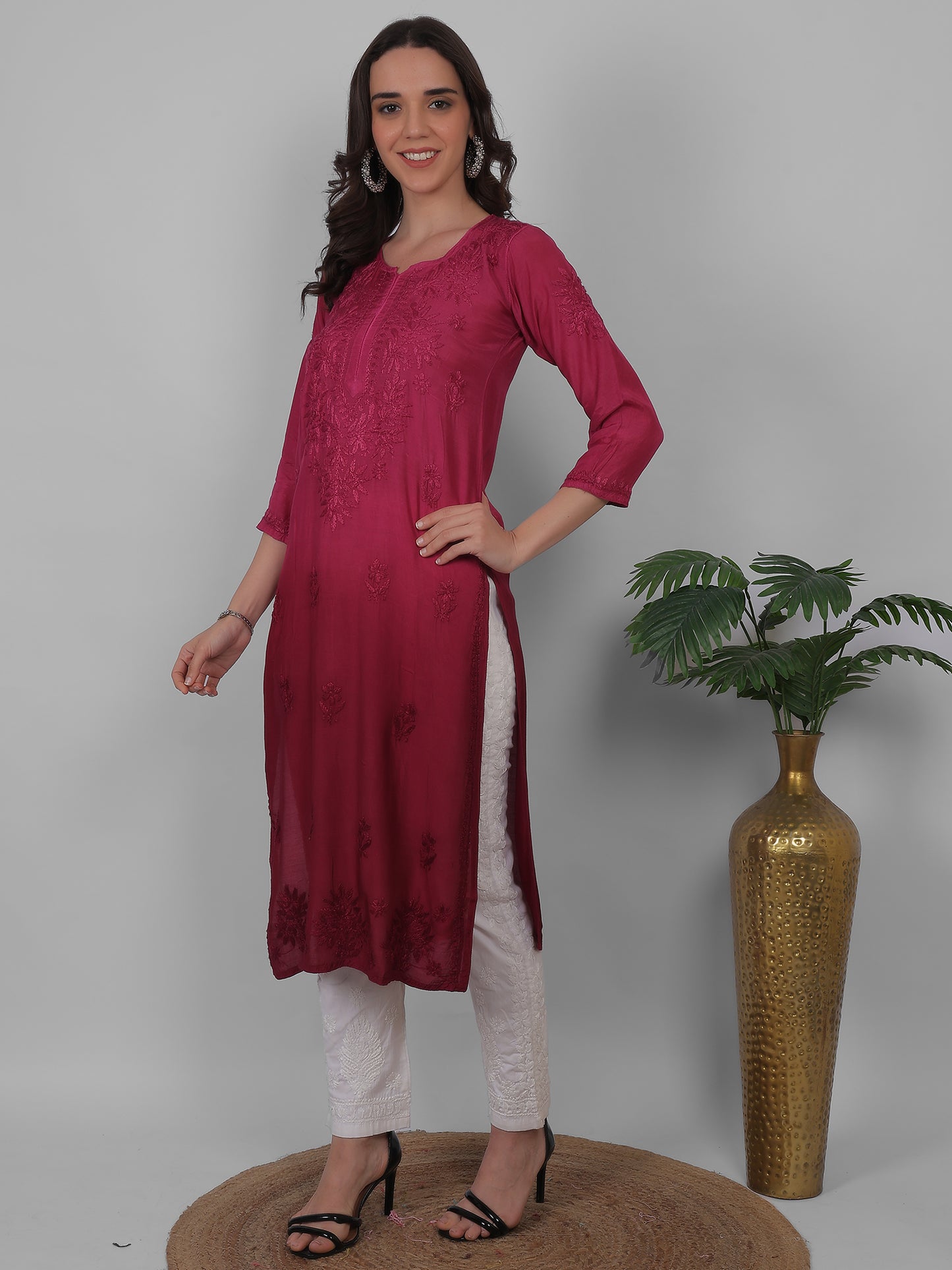 ആഡംബര സിയാൻ ചിക്കൻകാരി കുർത്തി ഹാൻഡ് എംബ്രോയ്ഡറി മസ്ലിൻ ഫാബ്രിക്ക്, മുഗളായി, ലഖ്നവി മോട്ടിഫുകൾ - ബോളിവുഡ്-റെഡി പരമ്പരാഗത ചാരുത