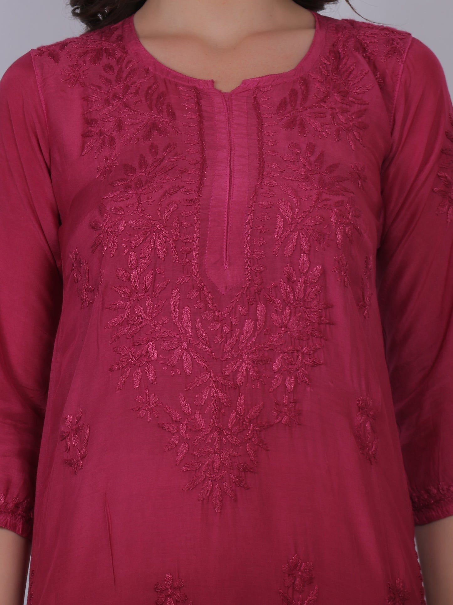 ആഡംബര സിയാൻ ചിക്കൻകാരി കുർത്തി ഹാൻഡ് എംബ്രോയ്ഡറി മസ്ലിൻ ഫാബ്രിക്ക്, മുഗളായി, ലഖ്നവി മോട്ടിഫുകൾ - ബോളിവുഡ്-റെഡി പരമ്പരാഗത ചാരുത