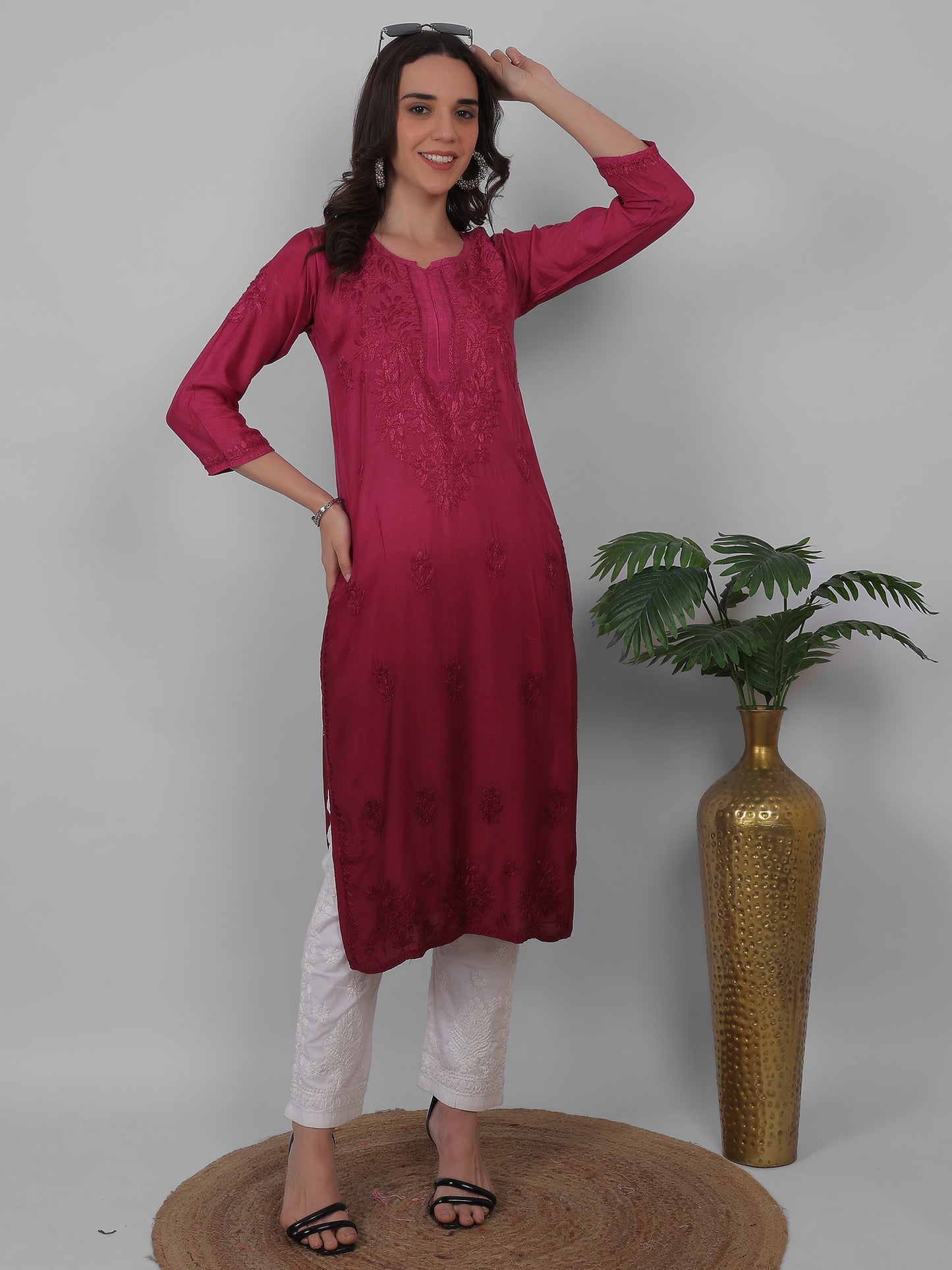 ആഡംബര സിയാൻ ചിക്കൻകാരി കുർത്തി ഹാൻഡ് എംബ്രോയ്ഡറി മസ്ലിൻ ഫാബ്രിക്ക്, മുഗളായി, ലഖ്നവി മോട്ടിഫുകൾ - ബോളിവുഡ്-റെഡി പരമ്പരാഗത ചാരുത