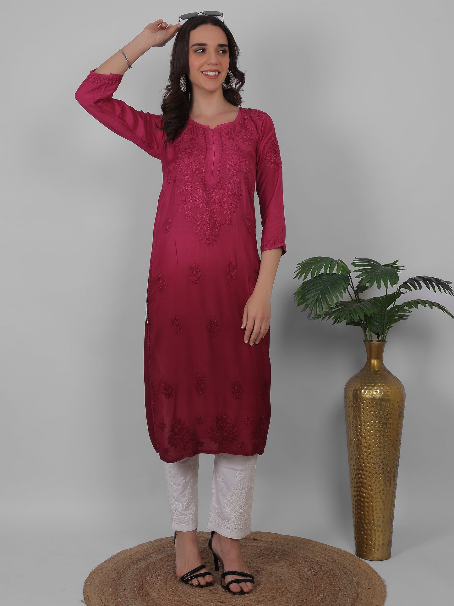 ആഡംബര സിയാൻ ചിക്കൻകാരി കുർത്തി ഹാൻഡ് എംബ്രോയ്ഡറി മസ്ലിൻ ഫാബ്രിക്ക്, മുഗളായി, ലഖ്നവി മോട്ടിഫുകൾ - ബോളിവുഡ്-റെഡി പരമ്പരാഗത ചാരുത