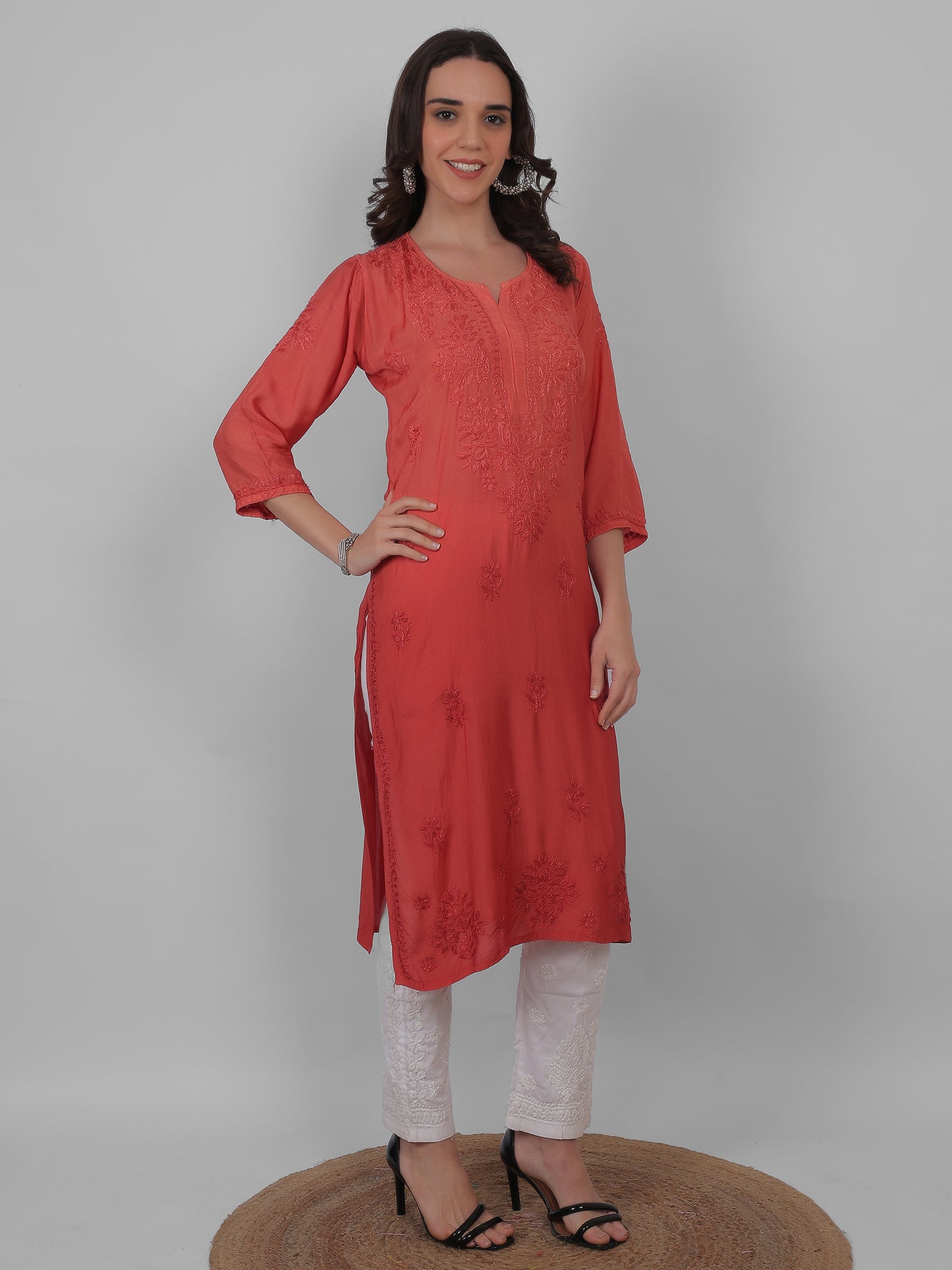 ആഡംബര സിയാൻ ചിക്കൻകാരി കുർത്തി ഹാൻഡ് എംബ്രോയ്ഡറി മസ്ലിൻ ഫാബ്രിക്ക്, മുഗളായി, ലഖ്നവി മോട്ടിഫുകൾ - ബോളിവുഡ്-റെഡി പരമ്പരാഗത ചാരുത