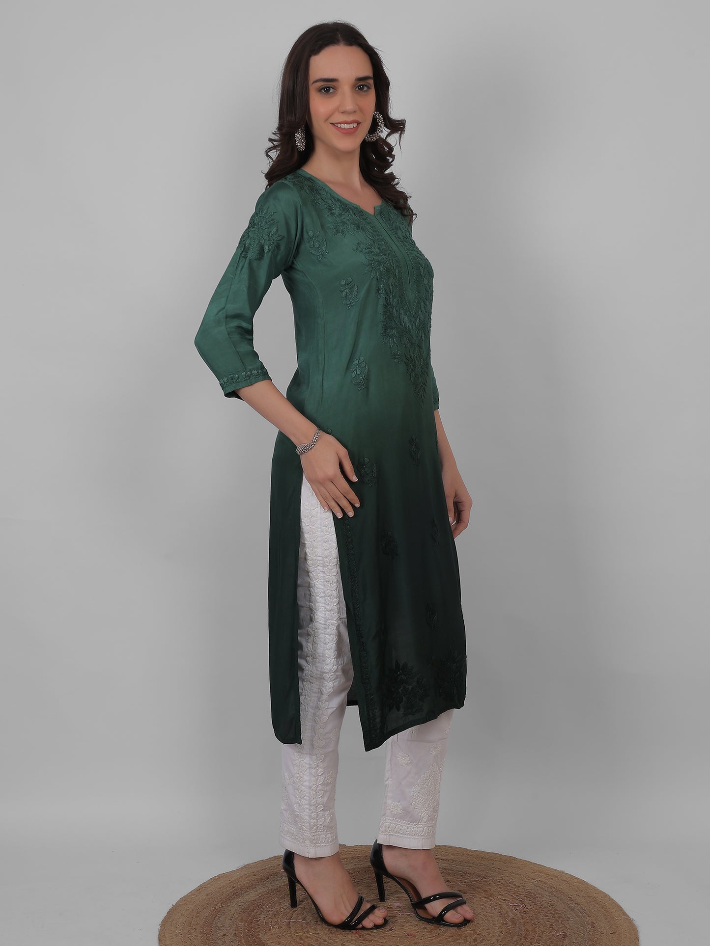 ആഡംബര സിയാൻ ചിക്കൻകാരി കുർത്തി ഹാൻഡ് എംബ്രോയ്ഡറി മസ്ലിൻ ഫാബ്രിക്ക്, മുഗളായി, ലഖ്നവി മോട്ടിഫുകൾ - ബോളിവുഡ്-റെഡി പരമ്പരാഗത ചാരുത