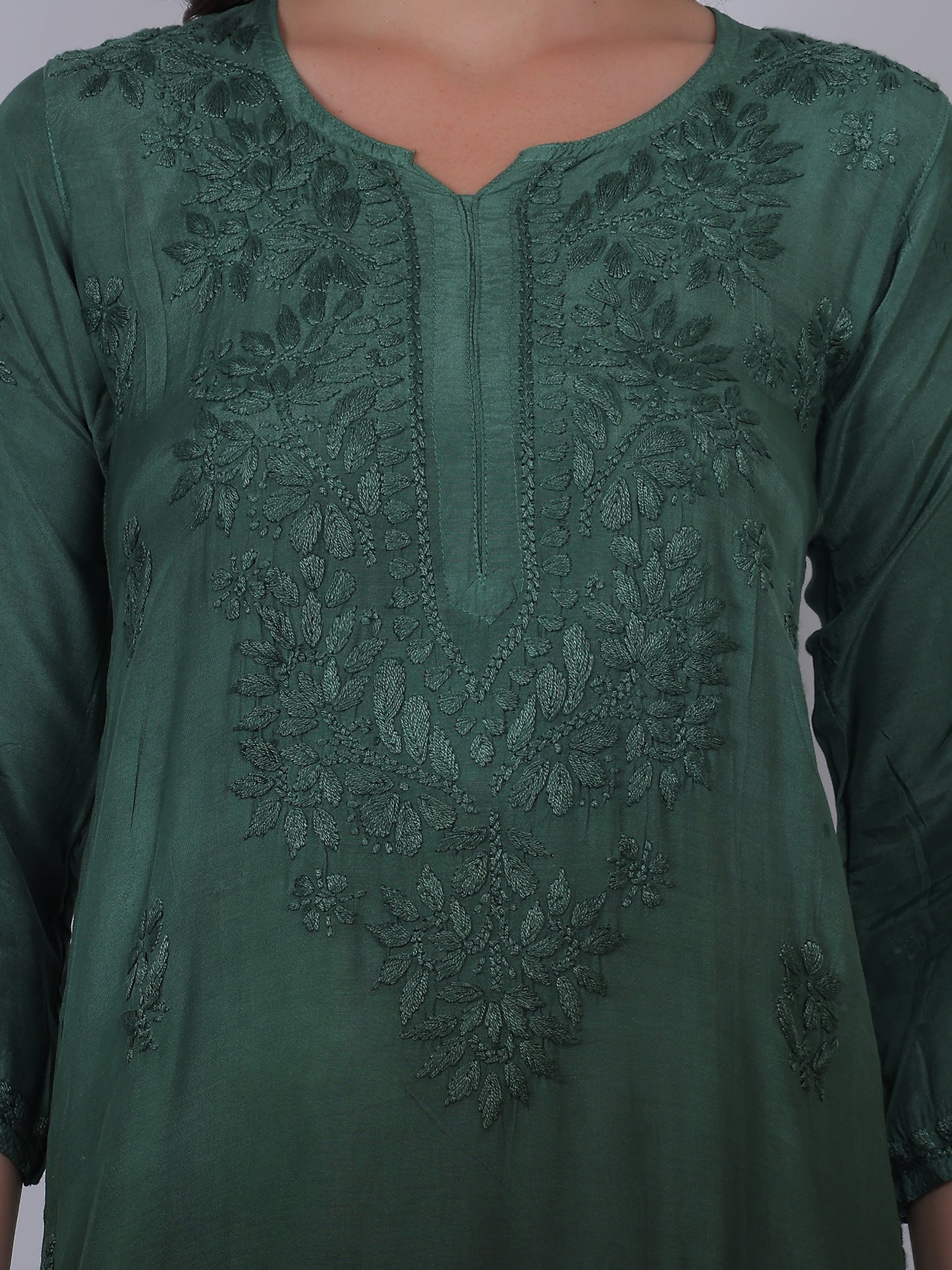 ആഡംബര സിയാൻ ചിക്കൻകാരി കുർത്തി ഹാൻഡ് എംബ്രോയ്ഡറി മസ്ലിൻ ഫാബ്രിക്ക്, മുഗളായി, ലഖ്നവി മോട്ടിഫുകൾ - ബോളിവുഡ്-റെഡി പരമ്പരാഗത ചാരുത