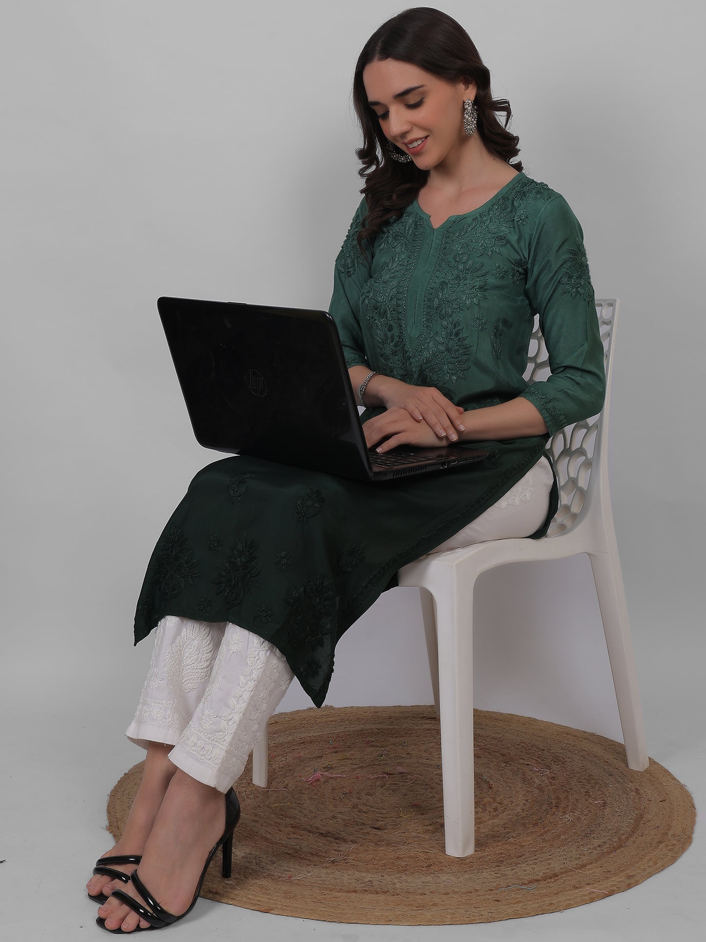 ആഡംബര സിയാൻ ചിക്കൻകാരി കുർത്തി ഹാൻഡ് എംബ്രോയ്ഡറി മസ്ലിൻ ഫാബ്രിക്ക്, മുഗളായി, ലഖ്നവി മോട്ടിഫുകൾ - ബോളിവുഡ്-റെഡി പരമ്പരാഗത ചാരുത