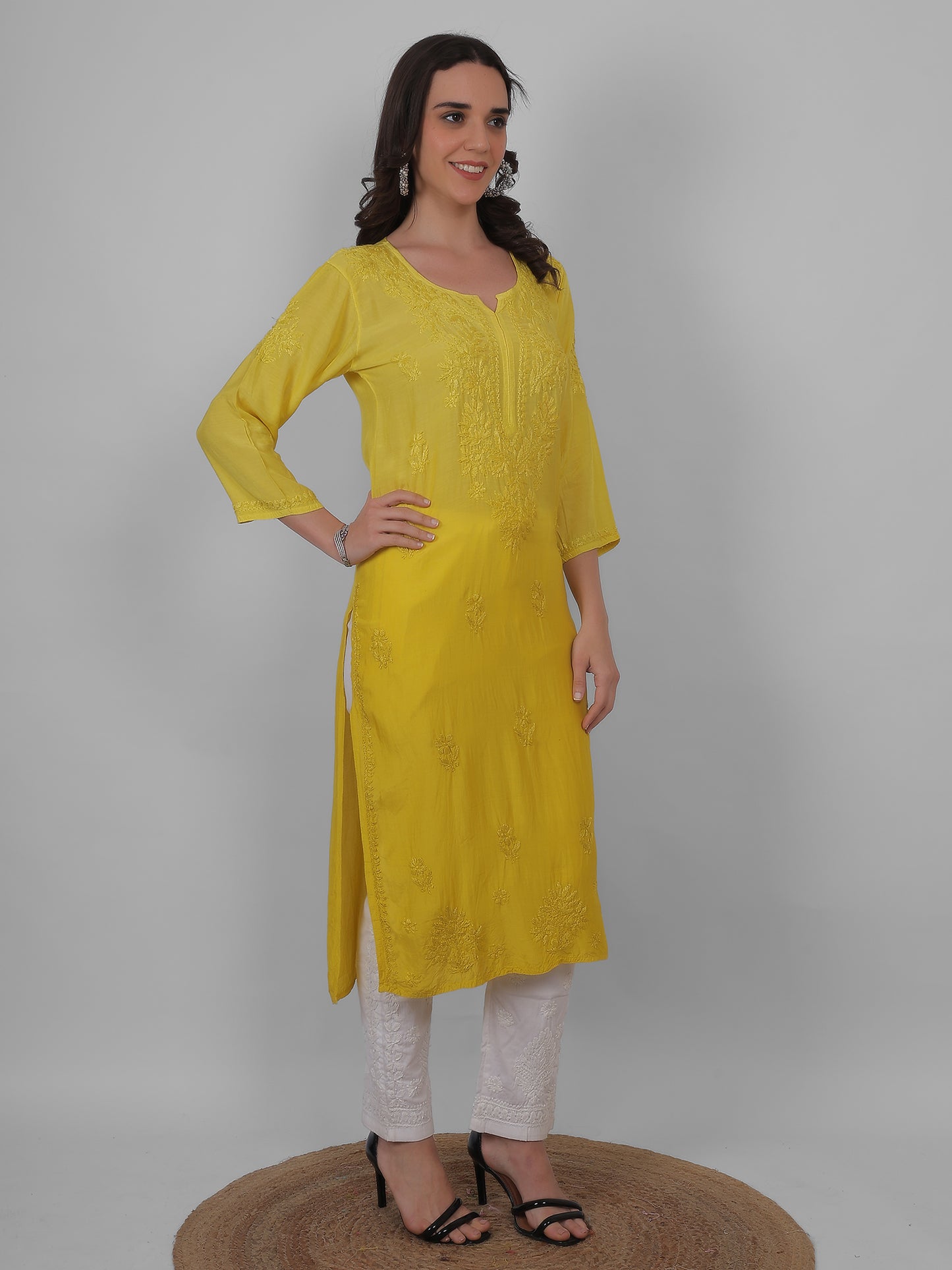 ആഡംബര സിയാൻ ചിക്കൻകാരി കുർത്തി ഹാൻഡ് എംബ്രോയ്ഡറി മസ്ലിൻ ഫാബ്രിക്ക്, മുഗളായി, ലഖ്നവി മോട്ടിഫുകൾ - ബോളിവുഡ്-റെഡി പരമ്പരാഗത ചാരുത