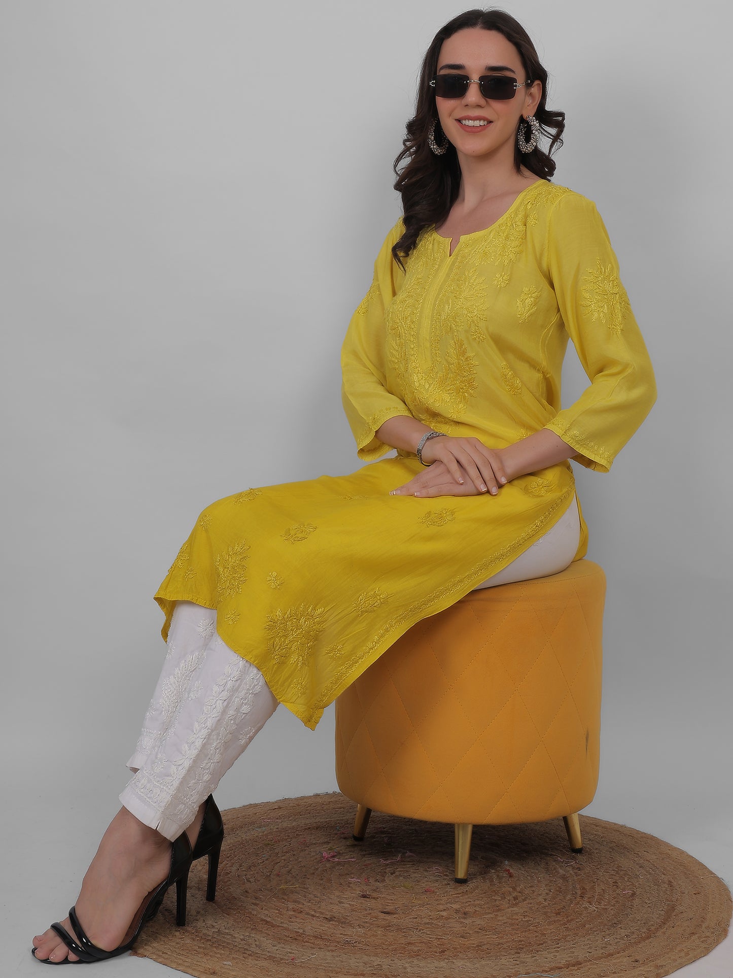 ആഡംബര സിയാൻ ചിക്കൻകാരി കുർത്തി ഹാൻഡ് എംബ്രോയ്ഡറി മസ്ലിൻ ഫാബ്രിക്ക്, മുഗളായി, ലഖ്നവി മോട്ടിഫുകൾ - ബോളിവുഡ്-റെഡി പരമ്പരാഗത ചാരുത